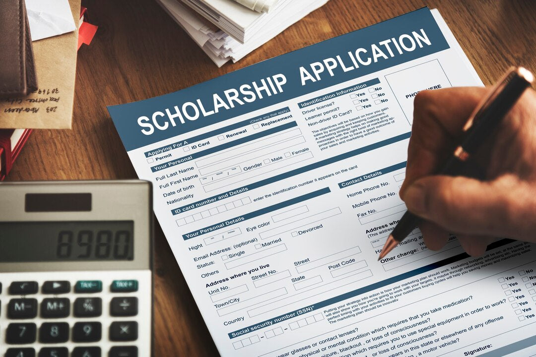 Asistencia para la Solicitud de Becas | Scholarship Application Assistance